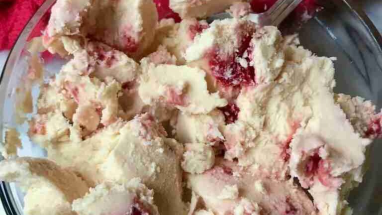 Keto Strawberry Cheesecake Icecream